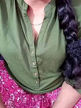 Snapshot of tamil-varshu chatting on 12/01/24, 04:40 tamil-varshu online show from 12/01/24, 04:40