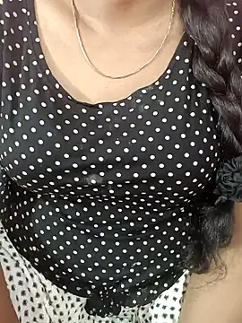 Snapshot of tamil-varshu chatting on 12/02/24, 04:53 tamil-varshu online show from 12/02/24, 04:53