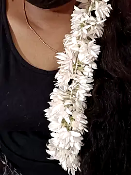 Snapshot of tamil-varshu chatting on 01/15/25, 05:58 tamil-varshu online show from 01/15/25, 05:58