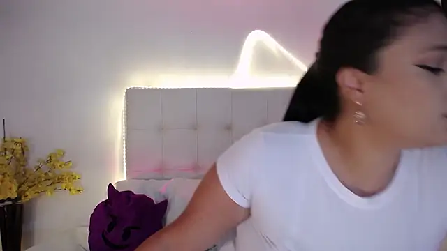 Nicol Love0 online show from 03/18/26, 02:31