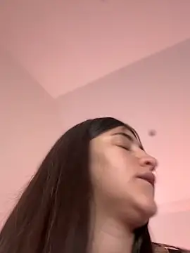 Snapshot of AhriCutte chatting on 11/19/25, 05:02 AhriCutte online show from 11/19/25, 05:02