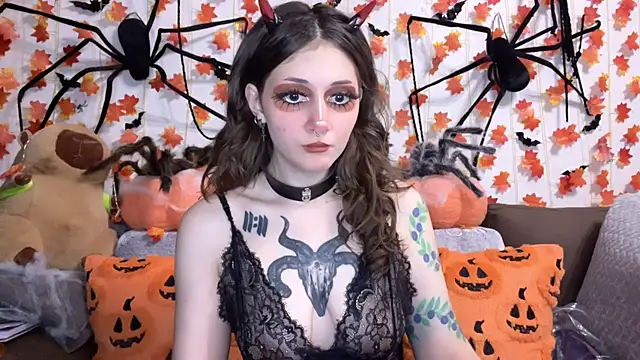 Snapshot of _Devill_Baby chatting on 10/13/25, 05:13 Devill Baby online show from 10/13/25, 05:13