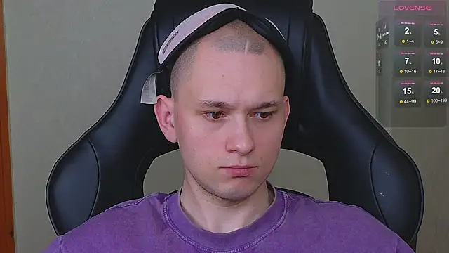 Snapshot of STRONGBEAUTY282 chatting on 12/12/24, 08:57 STRONGBEAUTY282 online show from 12/12/24, 08:57