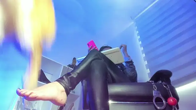 charlotte joliedart online show from 10/15/25, 08:09