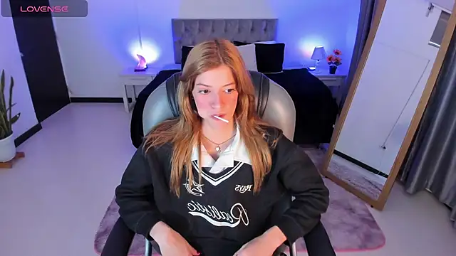 Nora Vennucci online show from 03/21/25, 07:24