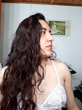 Snapshot of Emi_chik chatting on 10/26/25, 10:43 Emi chik online show from 10/26/25, 10:43