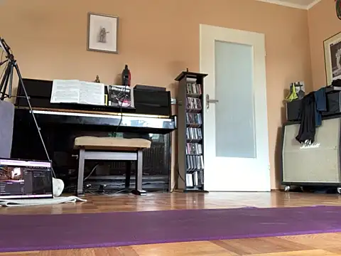 Snapshot of Bula94193 chatting on 10/08/25, 10:35 Bula94193 online show from 10/08/25, 10:35