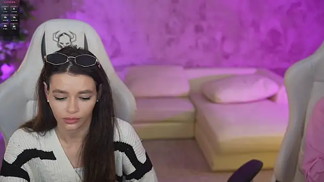 Julia  Star  online show from 03/12/25, 11:31