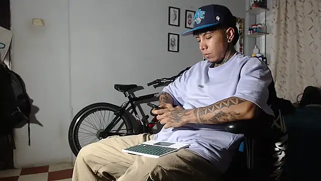 Snapshot of Nickhot0609 chatting on 02/04/25, 04:05 Nickhot0609 online show from 02/04/25, 04:05