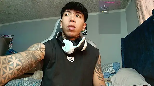 Snapshot of Nickhot0609 chatting on 10/13/25, 05:24 Nickhot0609 online show from 10/13/25, 05:24