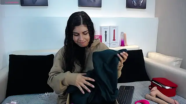 Melodi Roux online show from 04/07/26, 01:44