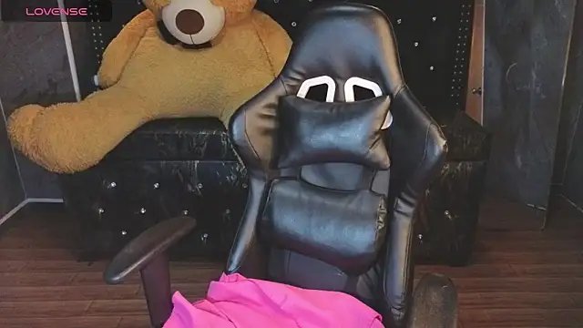 Snapshot of Kitty_fox_b chatting on 11/29/25, 01:03 Kitty fox b online show from 11/29/25, 01:03