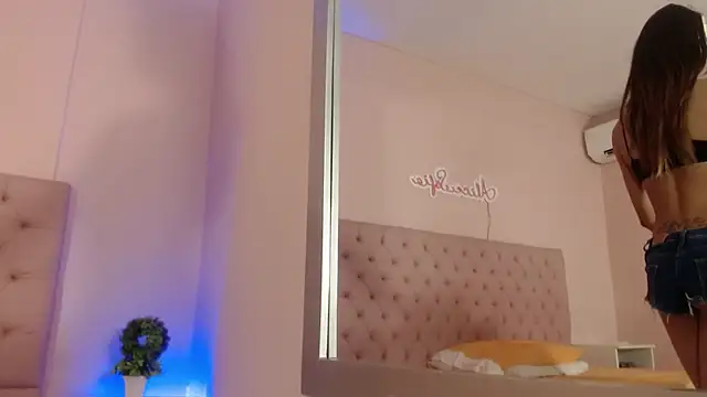 alice sofia online show from 10/03/25, 12:02