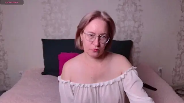 Moonlight Jasmine online show from 11/17/25, 12:38