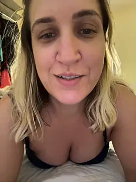 Snapshot of Bia_sexynovaes chatting on 11/09/25, 09:24 Bia sexynovaes online show from 11/09/25, 09:24