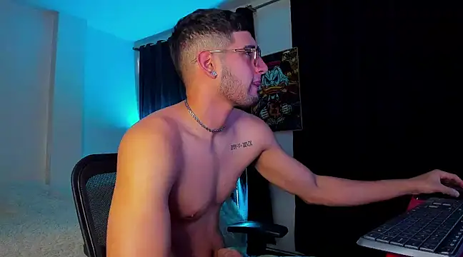 Snapshot of Giomar_Reyes chatting on 01/21/25, 06:23 Giomar Reyes online show from 01/21/25, 06:23