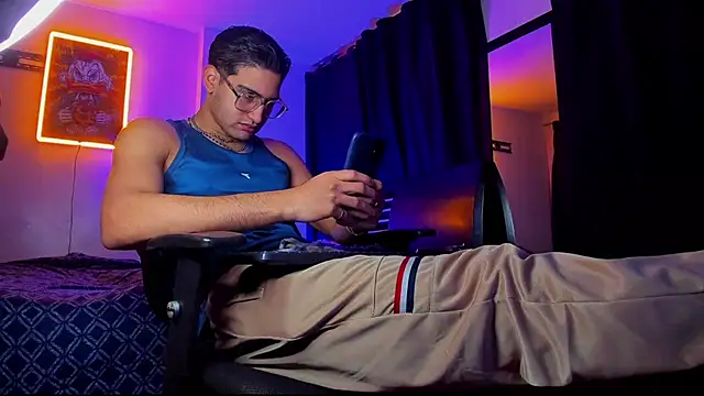 Snapshot of Giomar_Reyes chatting on 03/22/25, 06:33 Giomar Reyes online show from 03/22/25, 06:33