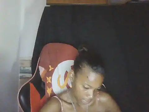 Snapshot of adele-33 chatting on 11/17/25, 03:18 adele-33 online show from 11/17/25, 03:18