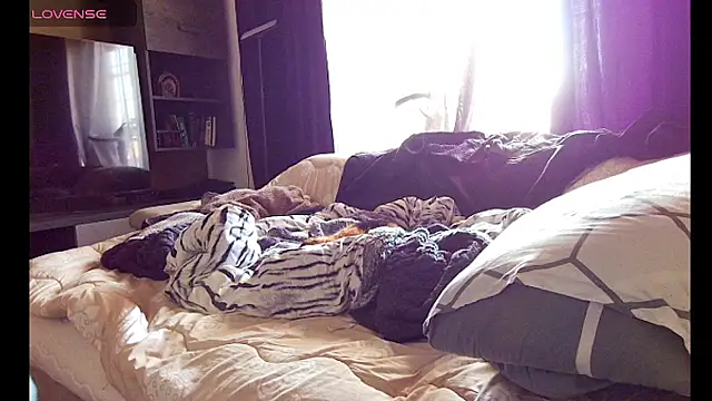 Snapshot of snowpanter chatting on 02/17/25, 07:47 snowpanter online show from 02/17/25, 07:47