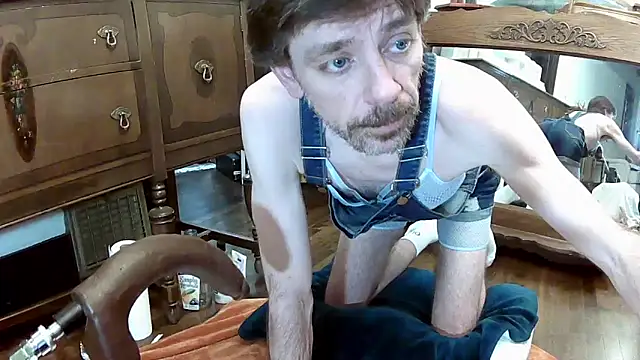 Snapshot of MaxJr8008 chatting on 09/26/25, 07:56 MaxJr8008 online show from 09/26/25, 07:56