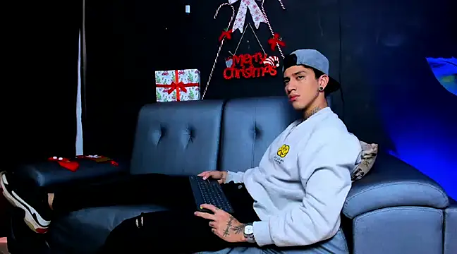 Snapshot of JUSTIN_FULLER1 chatting on 12/12/24, 02:55 JUSTIN FULLER1 online show from 12/12/24, 02:55