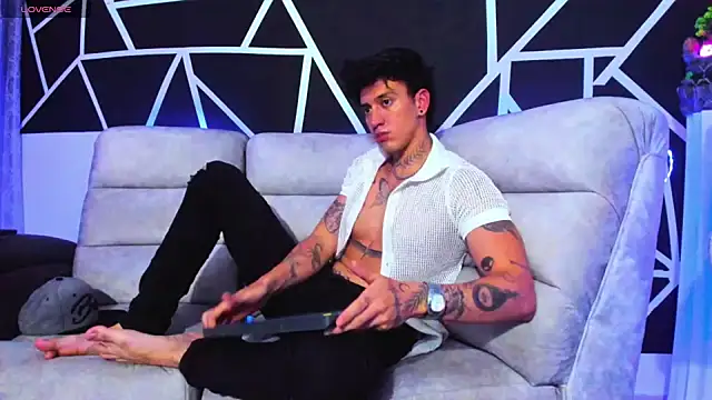 Snapshot of JUSTIN_FULLER1 chatting on 02/04/25, 01:02 JUSTIN FULLER1 online show from 02/04/25, 01:02