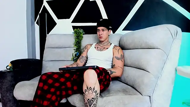 Snapshot of JUSTIN_FULLER1 chatting on 10/23/25, 04:17 JUSTIN FULLER1 online show from 10/23/25, 04:17