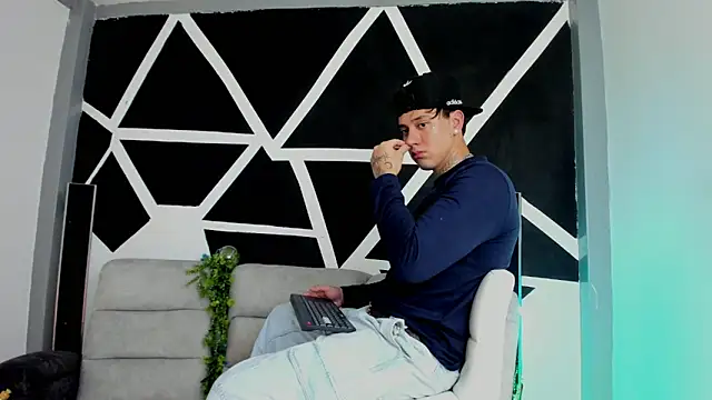 Snapshot of JUSTIN_FULLER1 chatting on 11/08/25, 12:11 JUSTIN FULLER1 online show from 11/08/25, 12:11