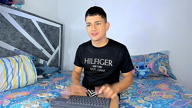 Snapshot of ander_deimond_ chatting on 02/14/25, 05:36 ander deimond online show from 02/14/25, 05:36