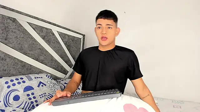 Snapshot of ander_deimond_ chatting on 02/25/25, 04:21 ander deimond online show from 02/25/25, 04:21