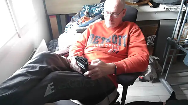Snapshot of bogland33 chatting on 05/14/26, 12:56 bogland33 online show from 05/14/26, 12:56