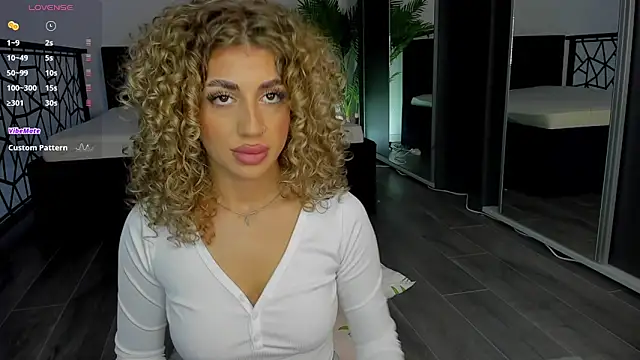 CurlyAnt0 online show from 12/19/25, 08:43