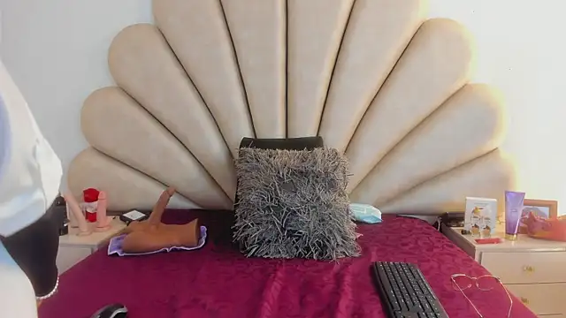 Snapshot of Anna__Spencer chatting on 03/19/25, 12:01 Anna Spencer online show from 03/19/25, 12:01