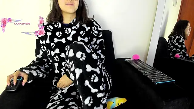 Snapshot of its__angelica_ chatting on 02/13/25, 06:38 its angelica online show from 02/13/25, 06:38