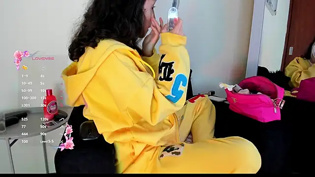 Snapshot of its__angelica_ chatting on 10/21/25, 07:14 its angelica online show from 10/21/25, 07:14