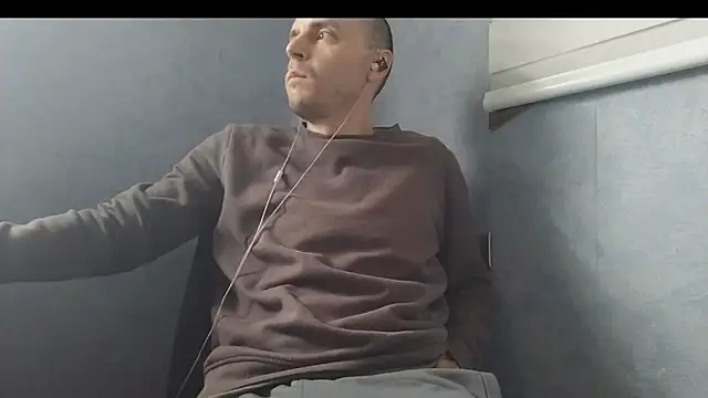 Snapshot of nextdoorneighbor chatting on 01/11/25, 01:43 nextdoorneighbor online show from 01/11/25, 01:43