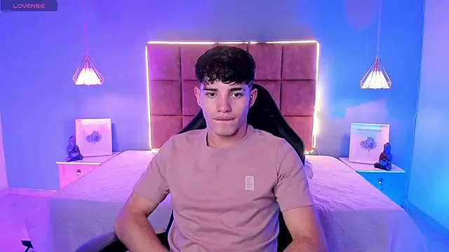 AlejooTwink online show from 02/15/26, 07:51