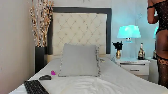 GaleHodge online show from 10/28/25, 01:03