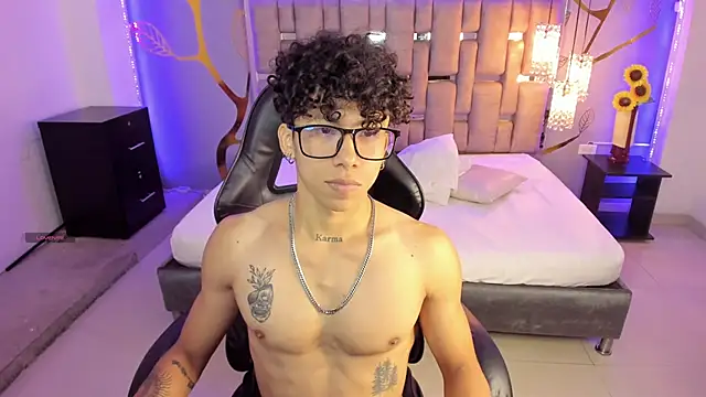 AkazaBoy  online show from 03/02/25, 04:39