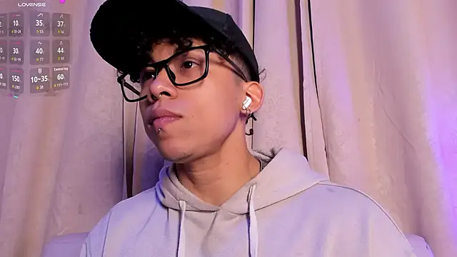 AkazaBoy  online show from 03/18/26, 04:59