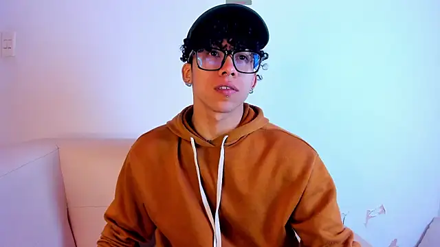 AkazaBoy  online show from 04/12/26, 05:45