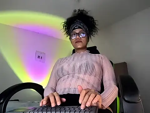 Snapshot of Ale_xandra chatting on 10/25/25, 03:36 Ale xandra online show from 10/25/25, 03:36