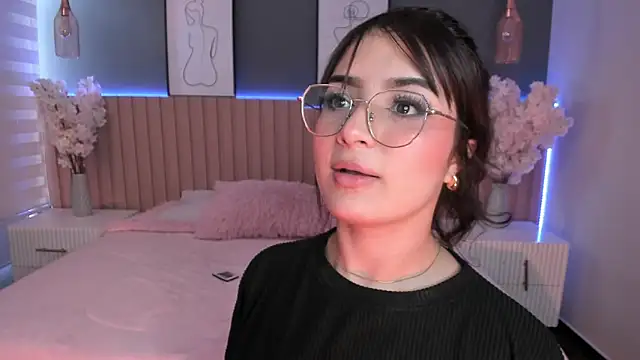 Megan mooree  online show from 02/04/25, 04:08