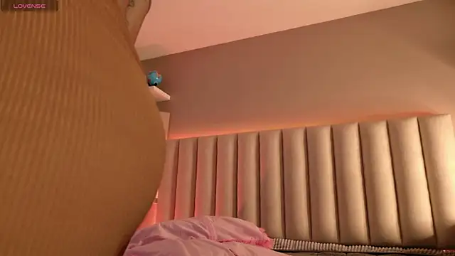 Megan mooree  online show from 09/11/25, 12:16