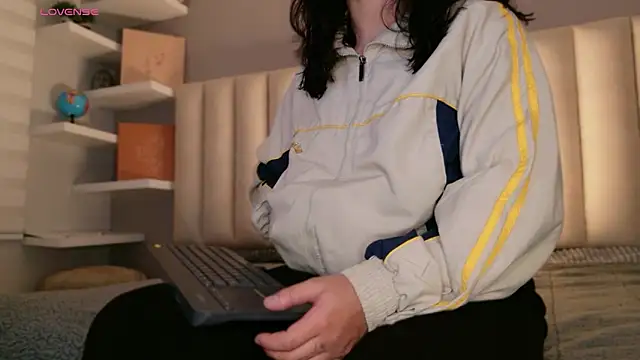 Snapshot of Megan_mooree_ chatting on 04/28/26, 12:32 Megan mooree online show from 04/28/26, 12:32
