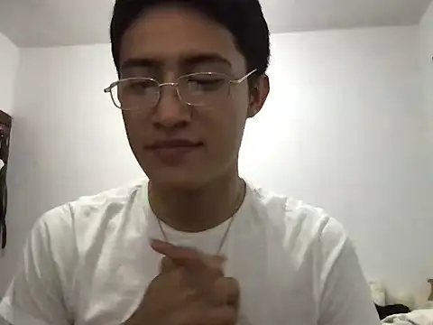 Snapshot of Akaerizz chatting on 12/19/25, 06:31 Akaerizz online show from 12/19/25, 06:31