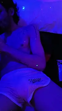 Snapshot of johngil0995 chatting on 11/12/25, 05:52 johngil0995 online show from 11/12/25, 05:52