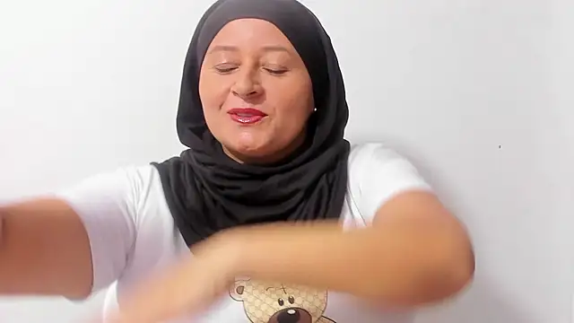 Snapshot of azahara_musli chatting on 01/08/26, 10:12 azahara musli online show from 01/08/26, 10:12