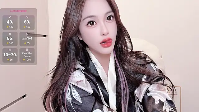 Snapshot of Neyllar chatting on 10/27/25, 11:03 Neyllar online show from 10/27/25, 11:03