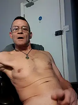 Snapshot of longlover-69 chatting on 12/02/25, 06:47 longlover-69 online show from 12/02/25, 06:47